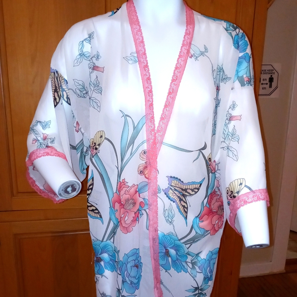 NWOT In Bloom Nature Robe with tie